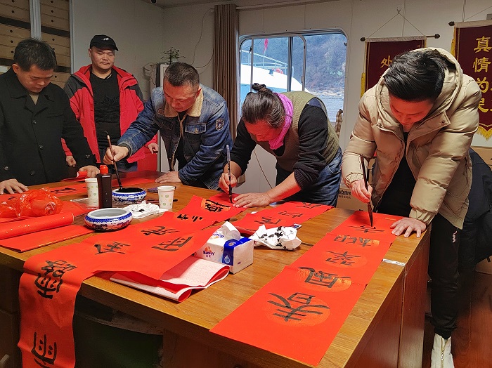 群賢畢至賀新春，揮毫潑墨送祝福